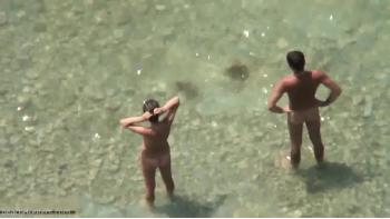 Desnudo De La Pareja En La Playa