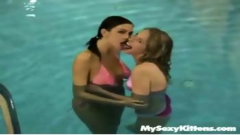 Lesbianas Gatitos se divierten en la piscina
